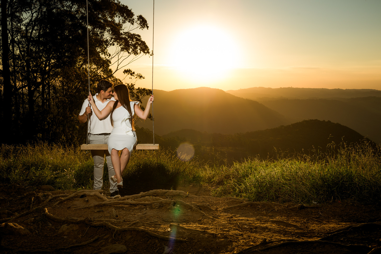 Casal em retrato elegante com luz dourada