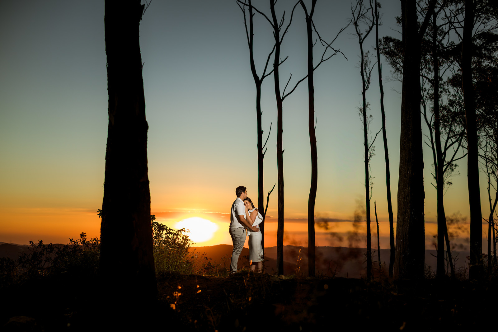 Casal em ensaio romântico com composição cinematográfica