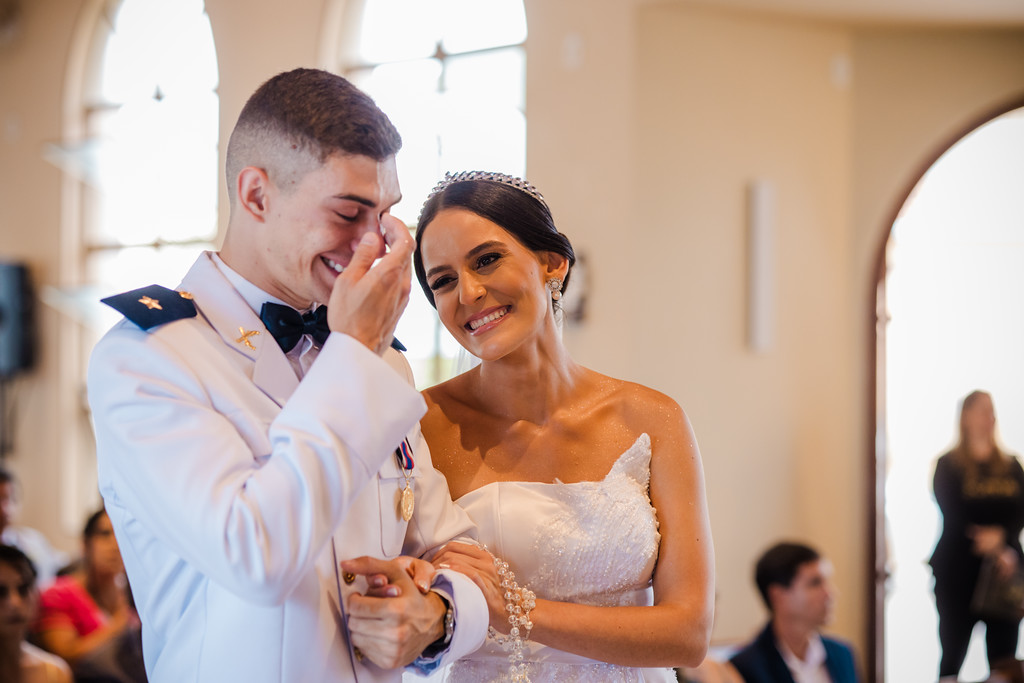 Casal durante cerimônia de casamento em registro amplo
