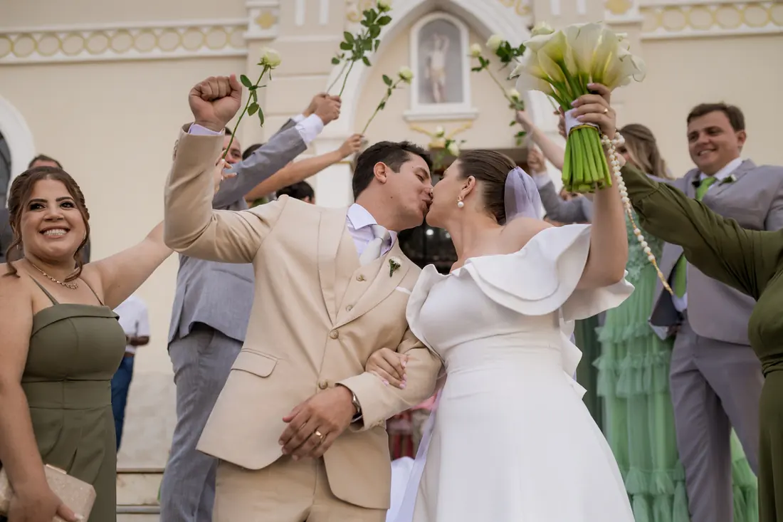 Casal se beijando na cerimônia