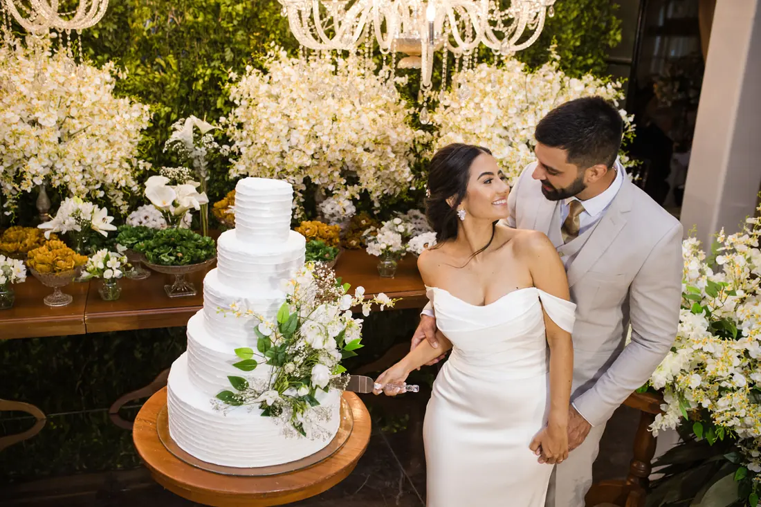 Casal no momento do bolo