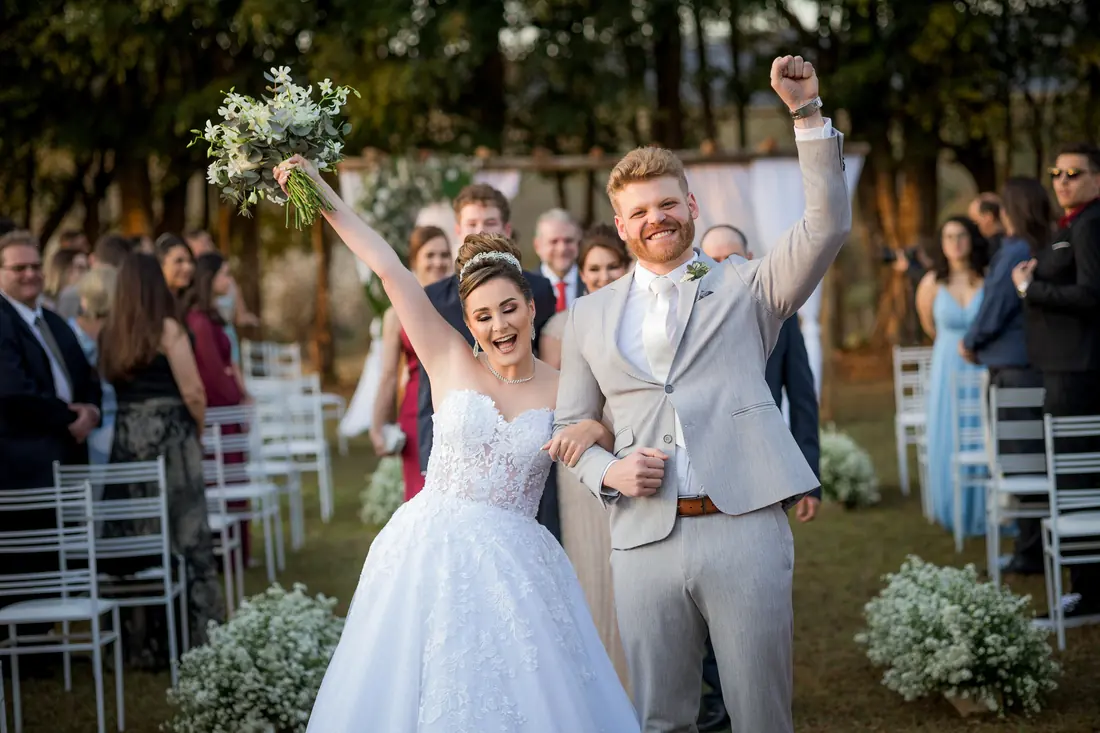 Casal celebrando ao fim da cerimônia