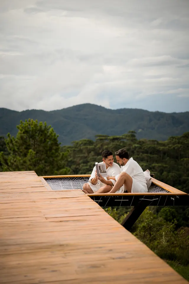 Casal em ensaio em plataforma com vista para montanhas