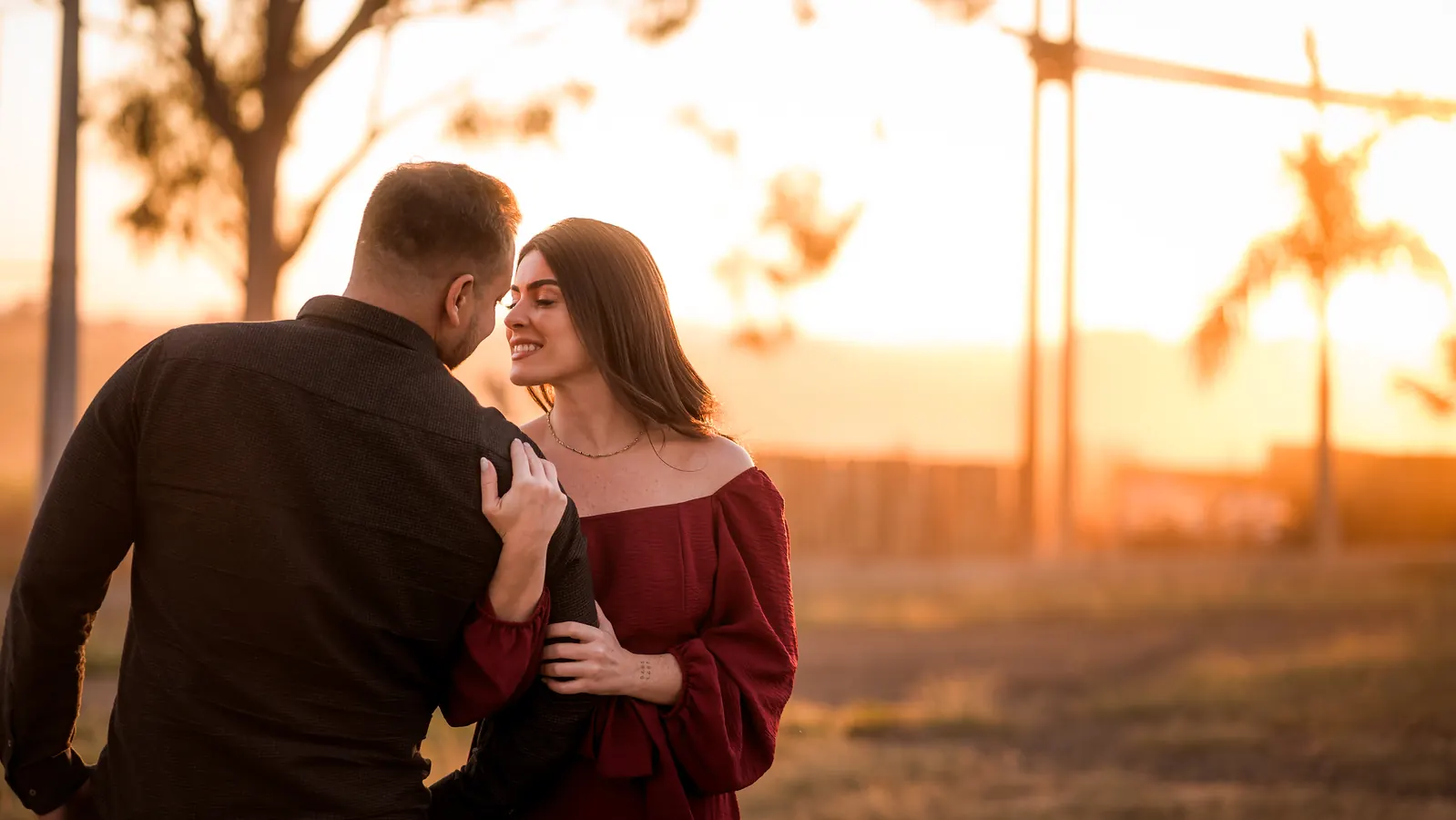 Casal em ensaio romântico ao pôr do sol