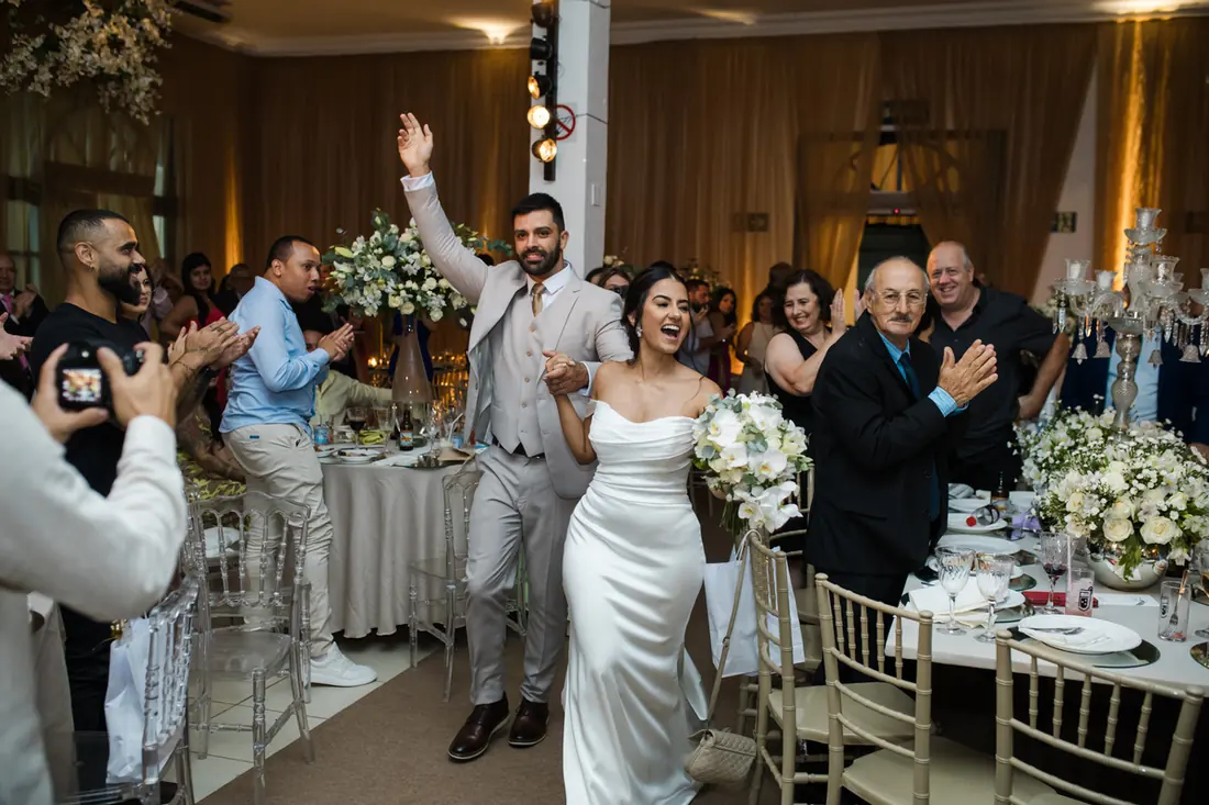 Casal entrando na festa