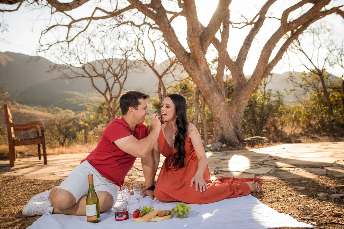 Casal em piquenique durante ensaio pré-wedding