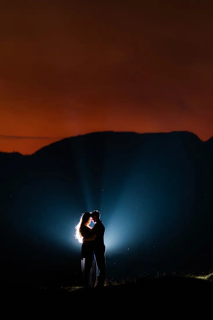 Casal em silhueta com luz cinematográfica