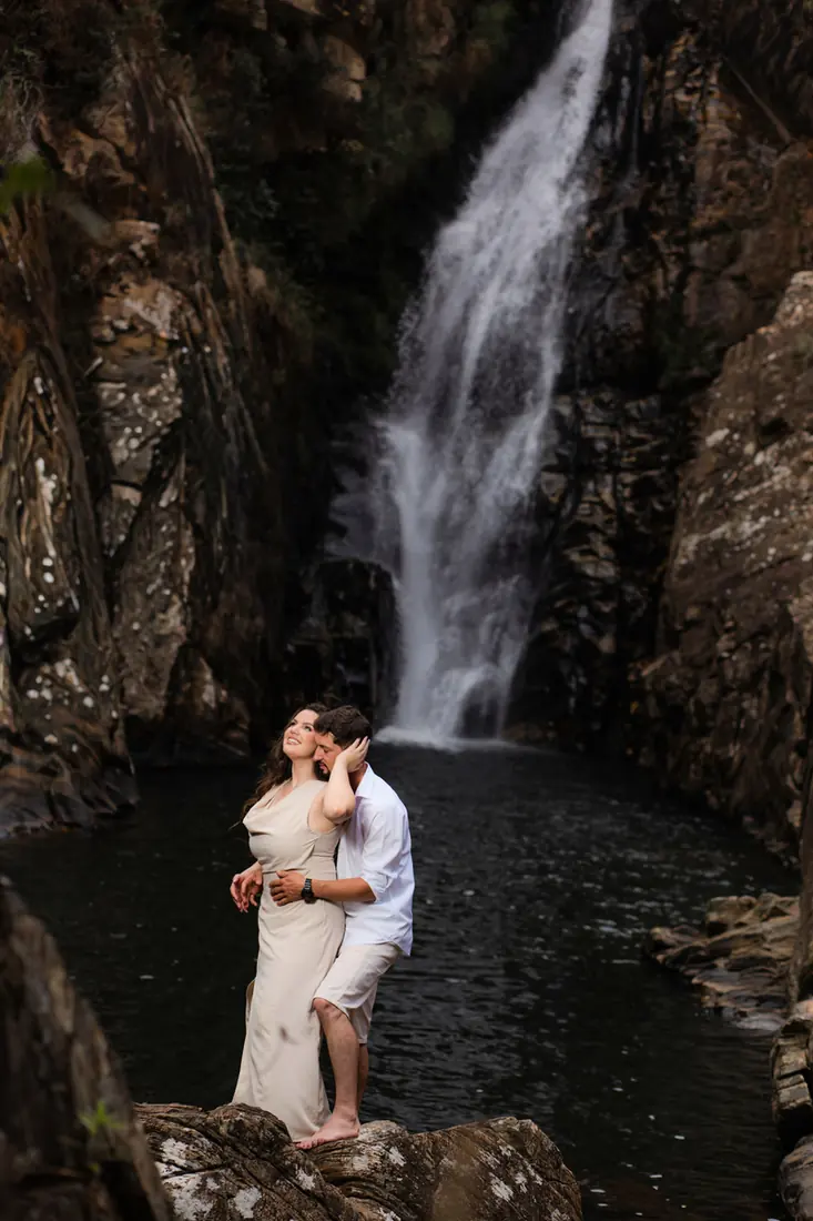Casal em ensaio próximo à cachoeira